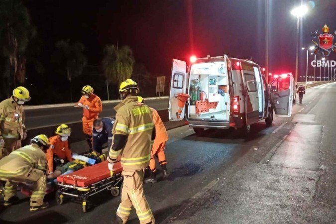Pedestre é atropelado na Ponte JK e sofre suspeita de fratura na perna -  (crédito: CBMDF/Divulgação)