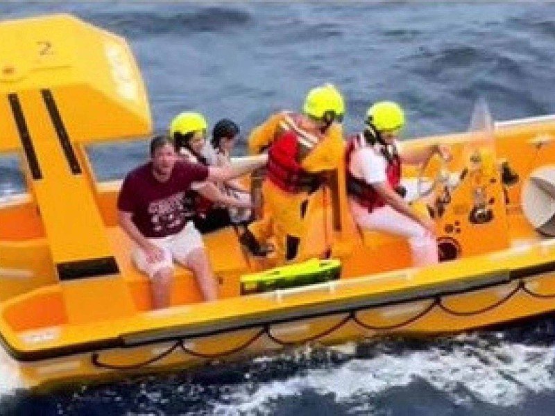 Pai pula no mar após criança cair de cruzeiro da Disney -  (crédito: Reprodução/Redes sociais)