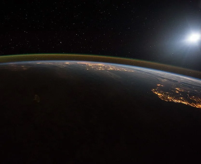 Se nuvens de plasma atingem a Terra, o campo magnético age como uma proteção. No entanto, essa interação pode gerar um excesso de carga elétrica que vai direto para o solo. -  (crédito: Earth Science and Remote Sensing Unit, Lyndon B. Johnson Space Center)