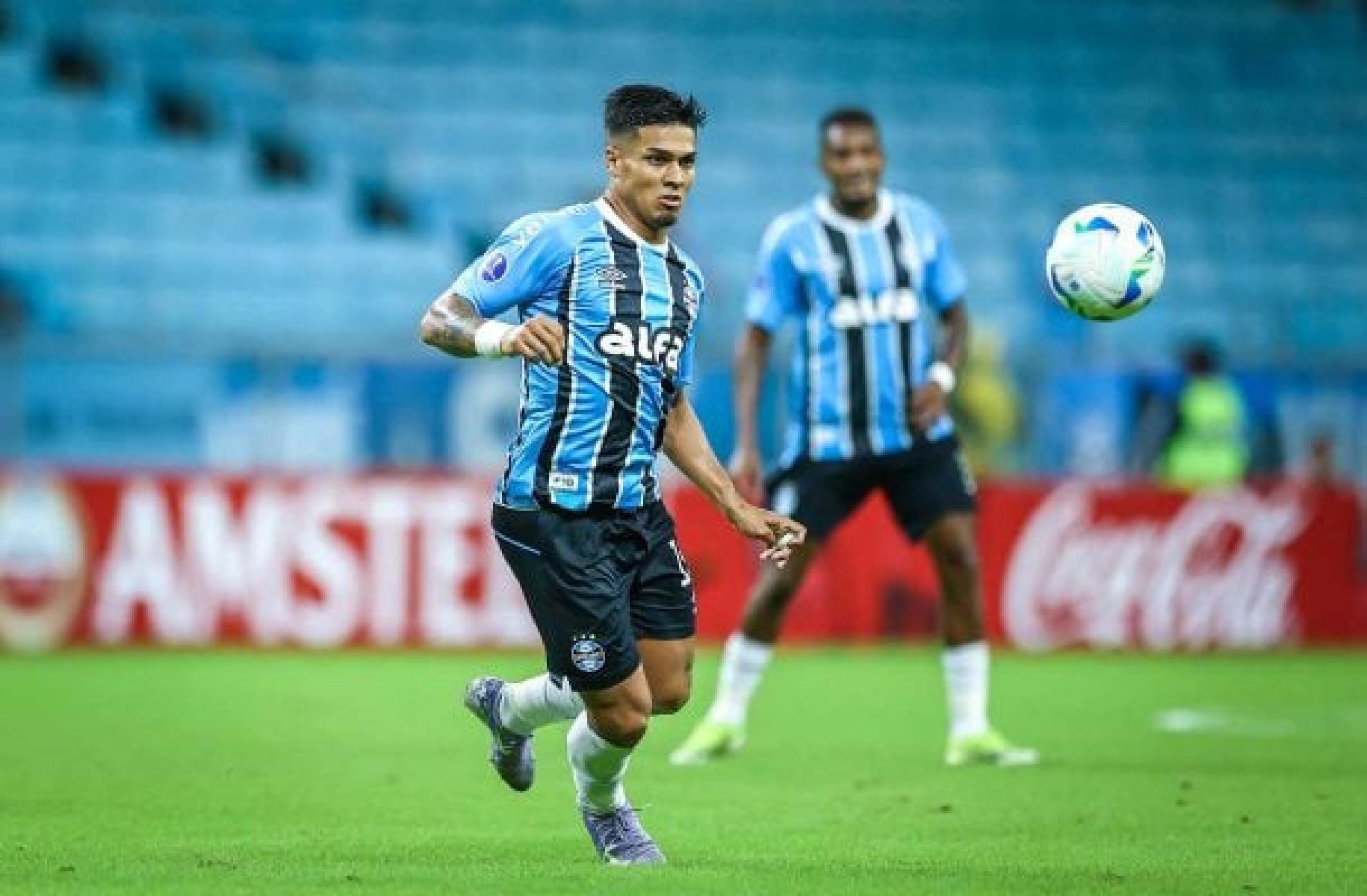 Grêmio recebe proposta por atacante e avalia situação