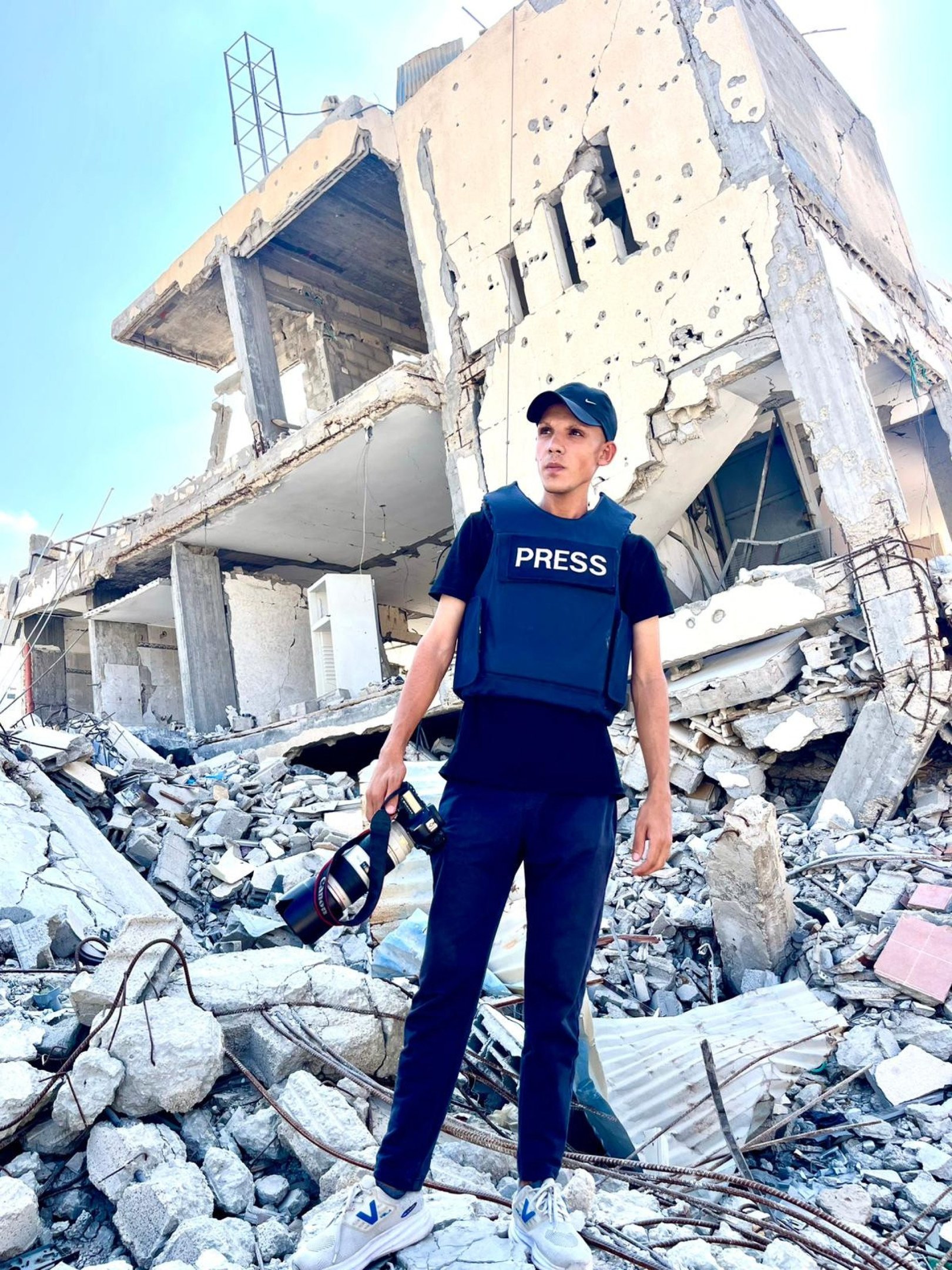 Ibrahim Abu Ghazaleh, 27 anos, repórter fotográfico, sobrevivente do ataque ao Café Al-Baqa