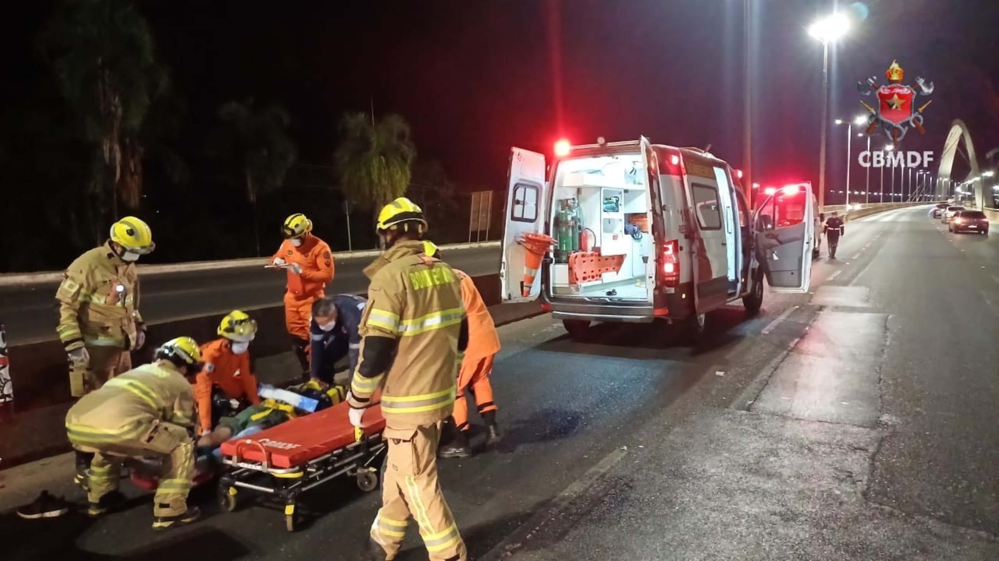 Pedestre é atropelado na Ponte JK e sofre fratura na perna