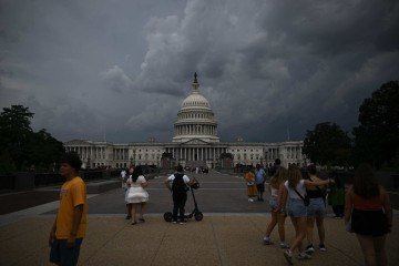 Turistas e moradores de Washington no National Mall, diante do prédio do Capitólio, em dia de definição política