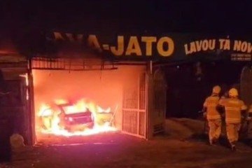 Incêndio de grandes proporções atingiu lava-jato no Gama - (crédito: Divulgação/CBMDF) Incêndio de grandes proporções atingiu lava-jato no Gama - (crédito: Divulgação/CBMDF)