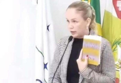 Vereadora Jessica Lemonie, do Partido Liberal, apela para que secretária de Educação do município de Itapoá, em Santa Catarina, retire o livro 'Capitães da areia', de Jorge Amado, do currículo escolar -  (crédito: Reprodução/Câmara Municipal de Itapoá)