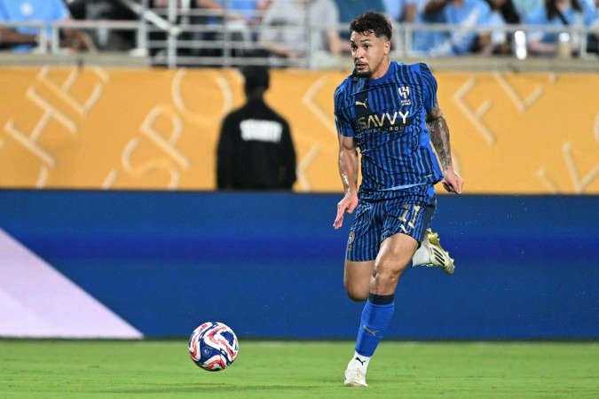 O atacante brasileiro Marcos Leonardo, número 11 do Al Hilal, controla a bola durante a partida de futebol das oitavas de final da Copa do Mundo de Clubes da FIFA 2025 entre o Manchester City, da Inglaterra, e o Al-Hilal, da Arábia Saudita, no estádio Camping World, em Orlando, em 30 de junho de 2025 - (crédito: PATRICIA DE MELO MOREIRA / AFP) O atacante brasileiro Marcos Leonardo, número 11 do Al Hilal, controla a bola durante a partida de futebol das oitavas de final da Copa do Mundo de Clubes da FIFA 2025 entre o Manchester City, da Inglaterra, e o Al-Hilal, da Arábia Saudita, no estádio Camping World, em Orlando, em 30 de junho de 2025 - (crédito: PATRICIA DE MELO MOREIRA / AFP)