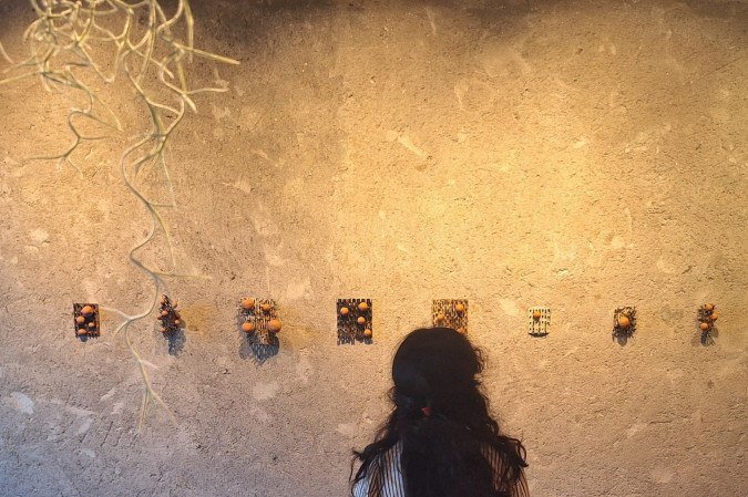 Modelar, tramar, servir,
Exposição de Beatriz da Terra e Carlos Lin. Visitação até 6 de setembro, por agendamento, de 16h à s 21h, no Vilarejo 21 (Altiplano Leste, Rua 7, Ch 21, Cas 7) - (crédito: Beatriz da Terra) Modelar, tramar, servir,
Exposição de Beatriz da Terra e Carlos Lin. Visitação até 6 de setembro, por agendamento, de 16h à s 21h, no Vilarejo 21 (Altiplano Leste, Rua 7, Ch 21, Cas 7) - (crédito: Beatriz da Terra)