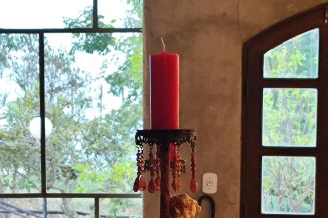 Instalação de Beatriz simula banquete para falar de memória e aconchego
