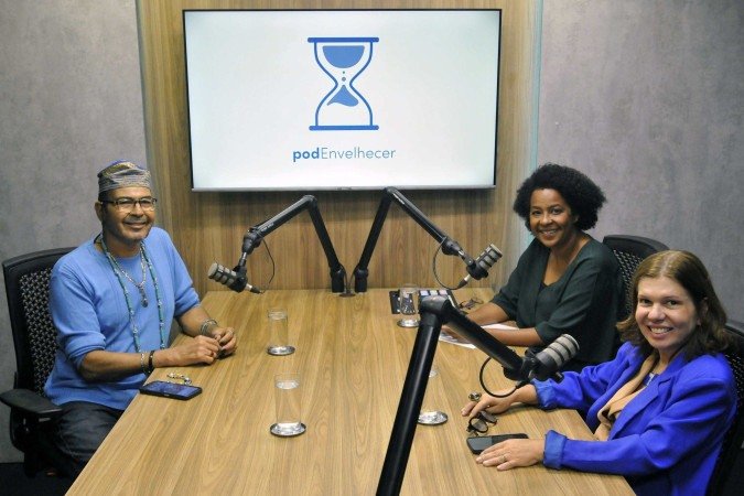  01/07/2025. Crédito: Minervino Júnior/CB/D.A Press. Brasil.  Brasilia - DF. Podcast PodEnvelhecer com Marcus Venich idealizador do projeto Casa Rosa. Na bancada Carmen de souza e Sibele Negromonte.