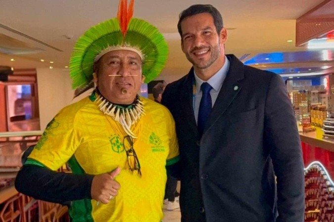 Indígena Uvilson Candido, da etnia Terena, ao lado de Samir Xaud, presidente da CBF - Taça dos Povos Indígenas
 -  (crédito: Divulgação)
