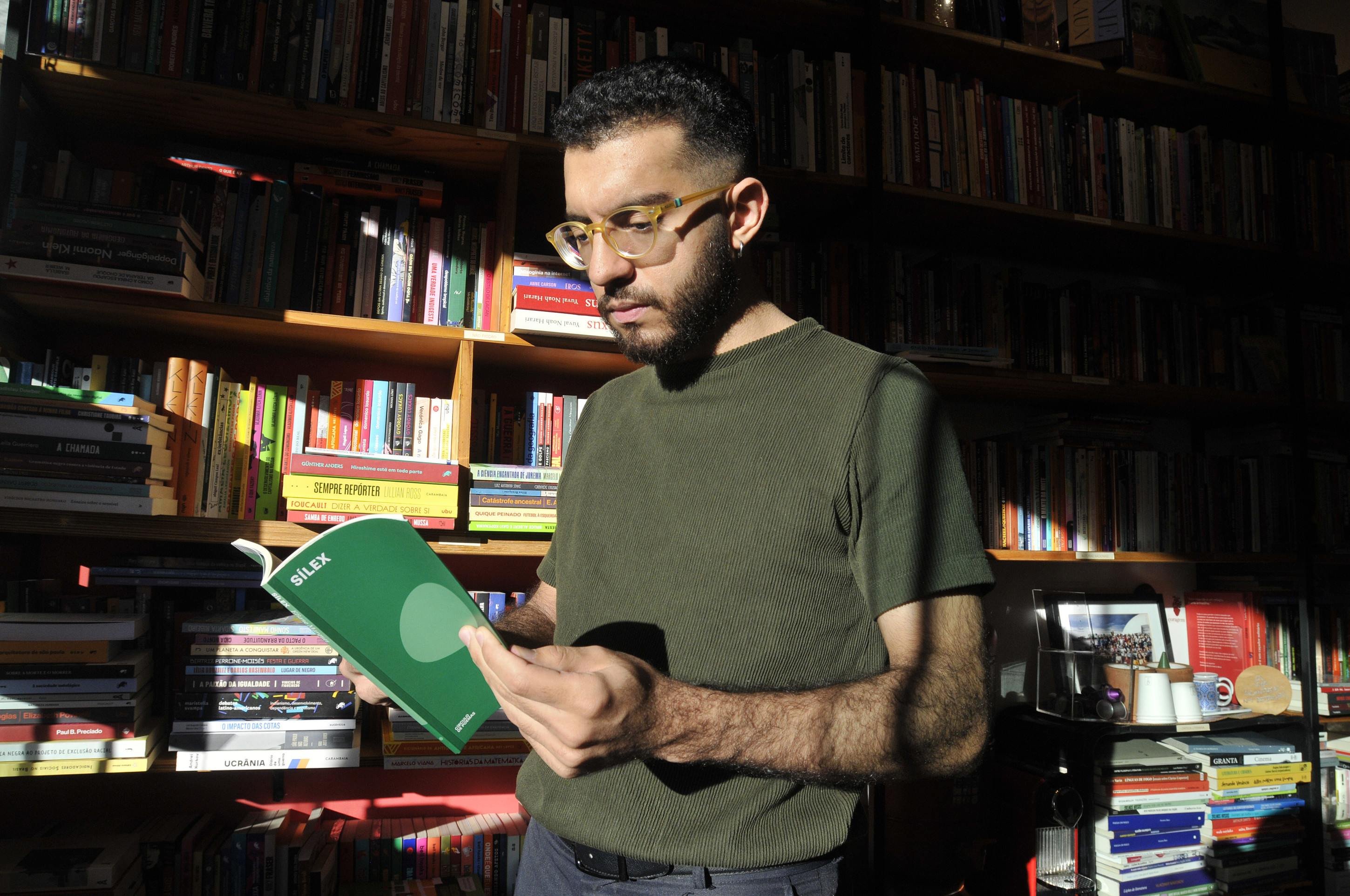  01/07/2025. Crédito: Minervino Júnior/CB/D.A Press. Brasil.  Brasilia - DF. Livrarias se reinventando com o mercado tecnológico. Livraria Circulares. Gabriel Pabliuso(livreiro)