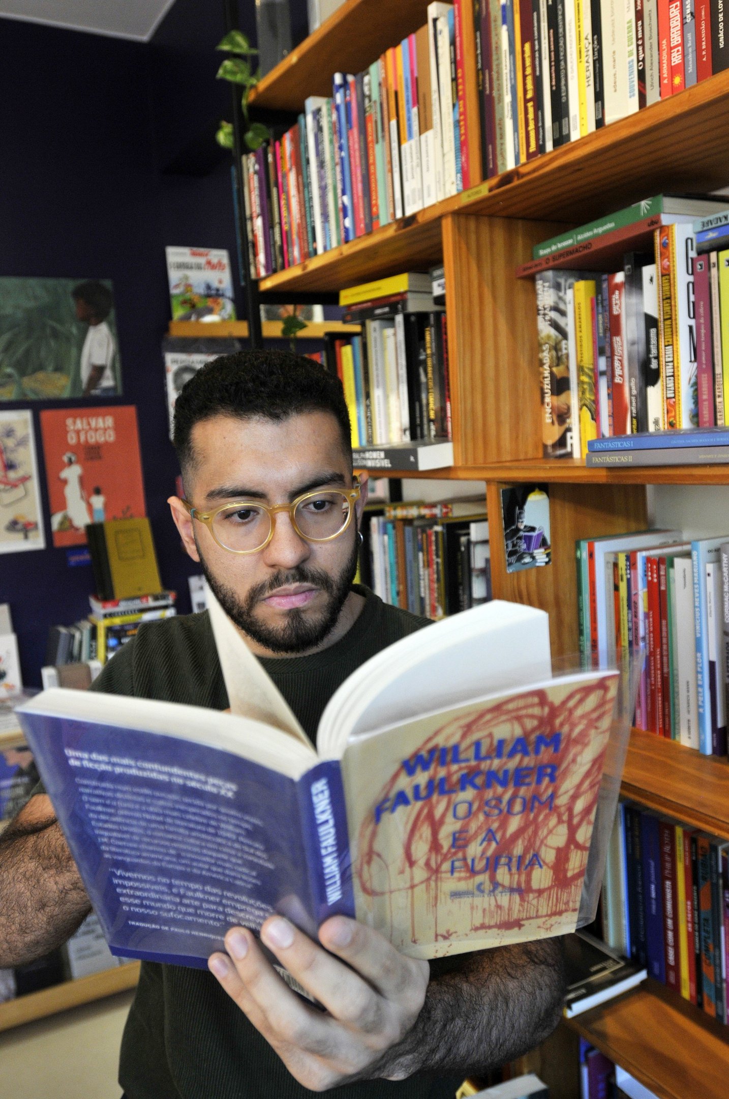  01/07/2025. Crédito: Minervino Júnior/CB/D.A Press. Brasil.  Brasilia - DF. Livrarias se reinventando com o mercado tecnológico. Livraria Circulares. Gabriel Pabliuso(livreiro)