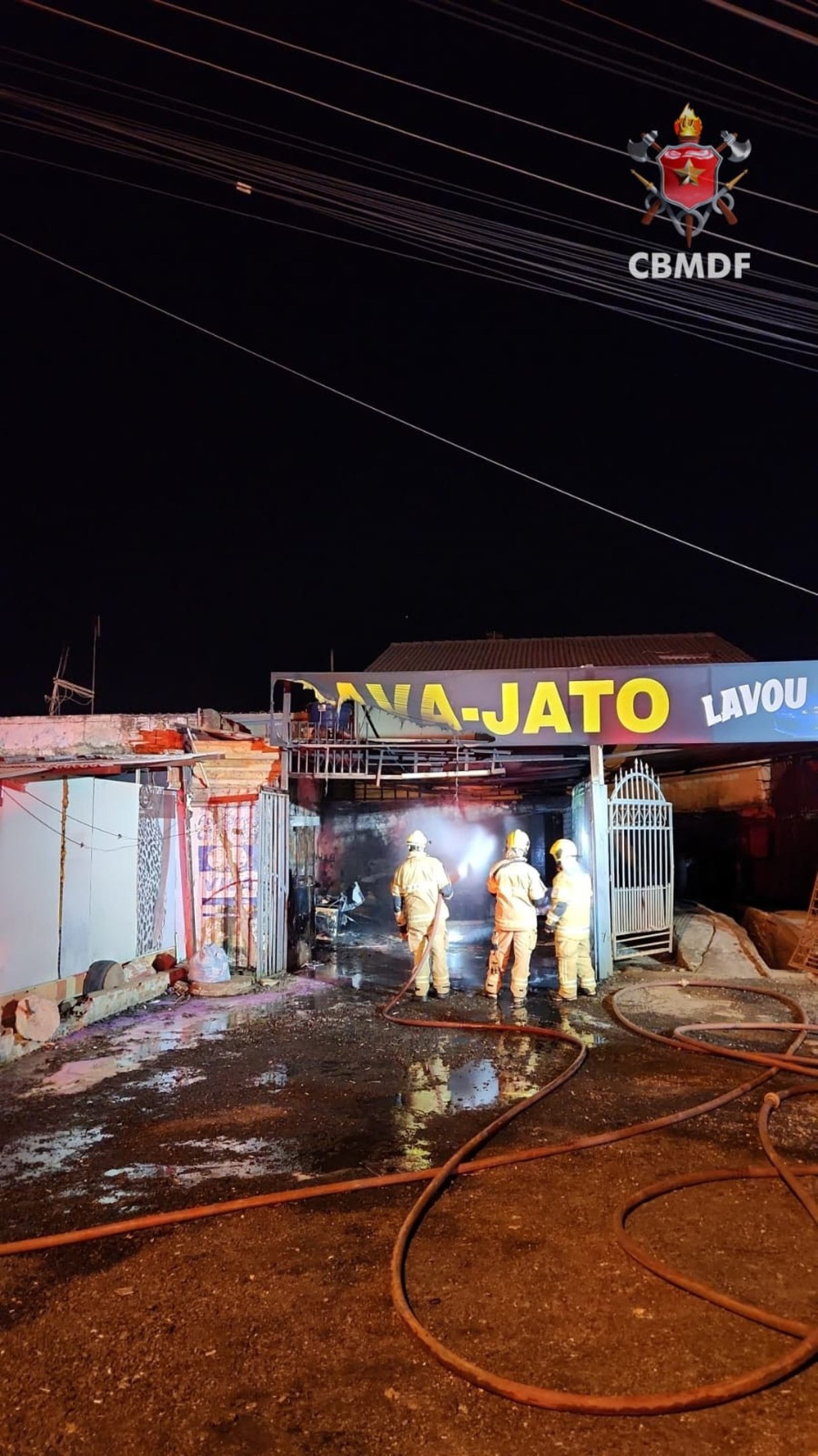 Incêndio de grandes proporções atingiu lava-jato no Gama