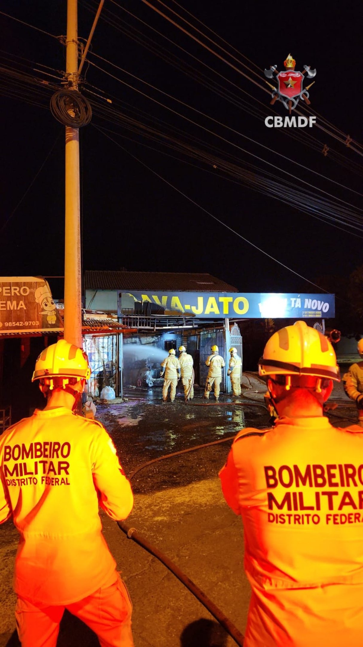 Incêndio de grandes proporções atingiu lava-jato no Gama