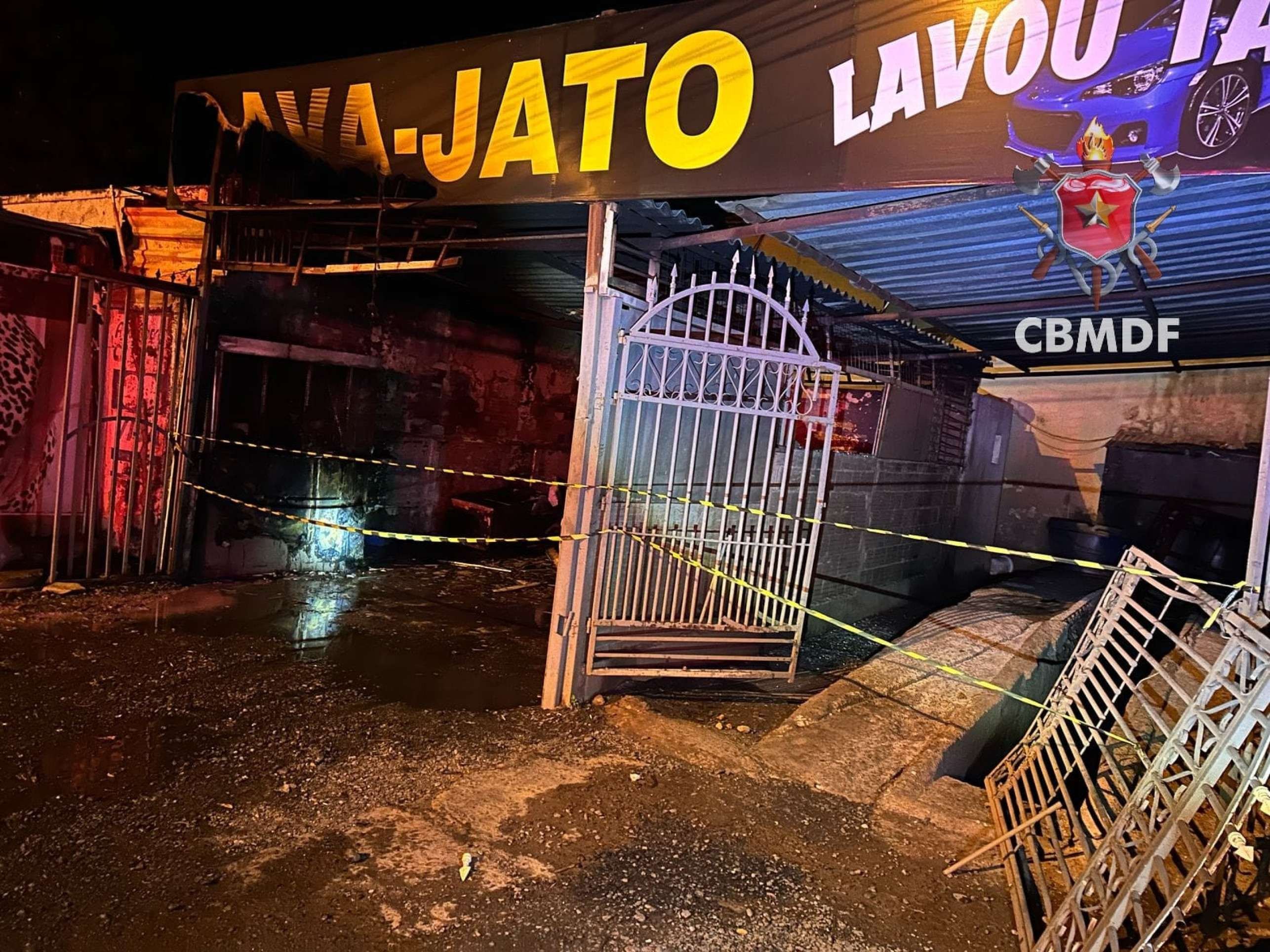 Incêndio de grandes proporções atingiu lava-jato no Gama