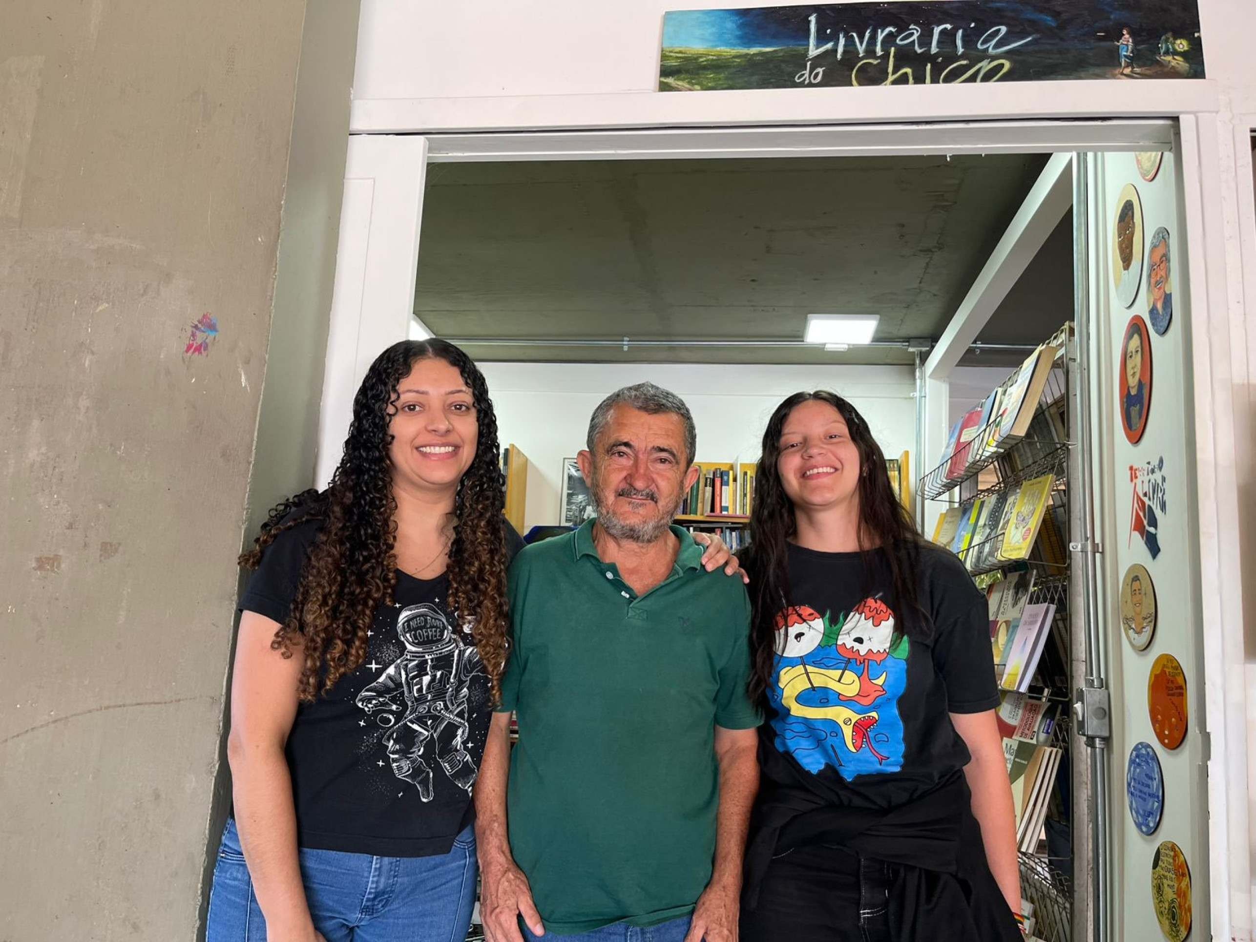 Sarah Resende (esq) e Amanda Alves (dir) frequentam a livraria de Chico para conversar com o livreiro