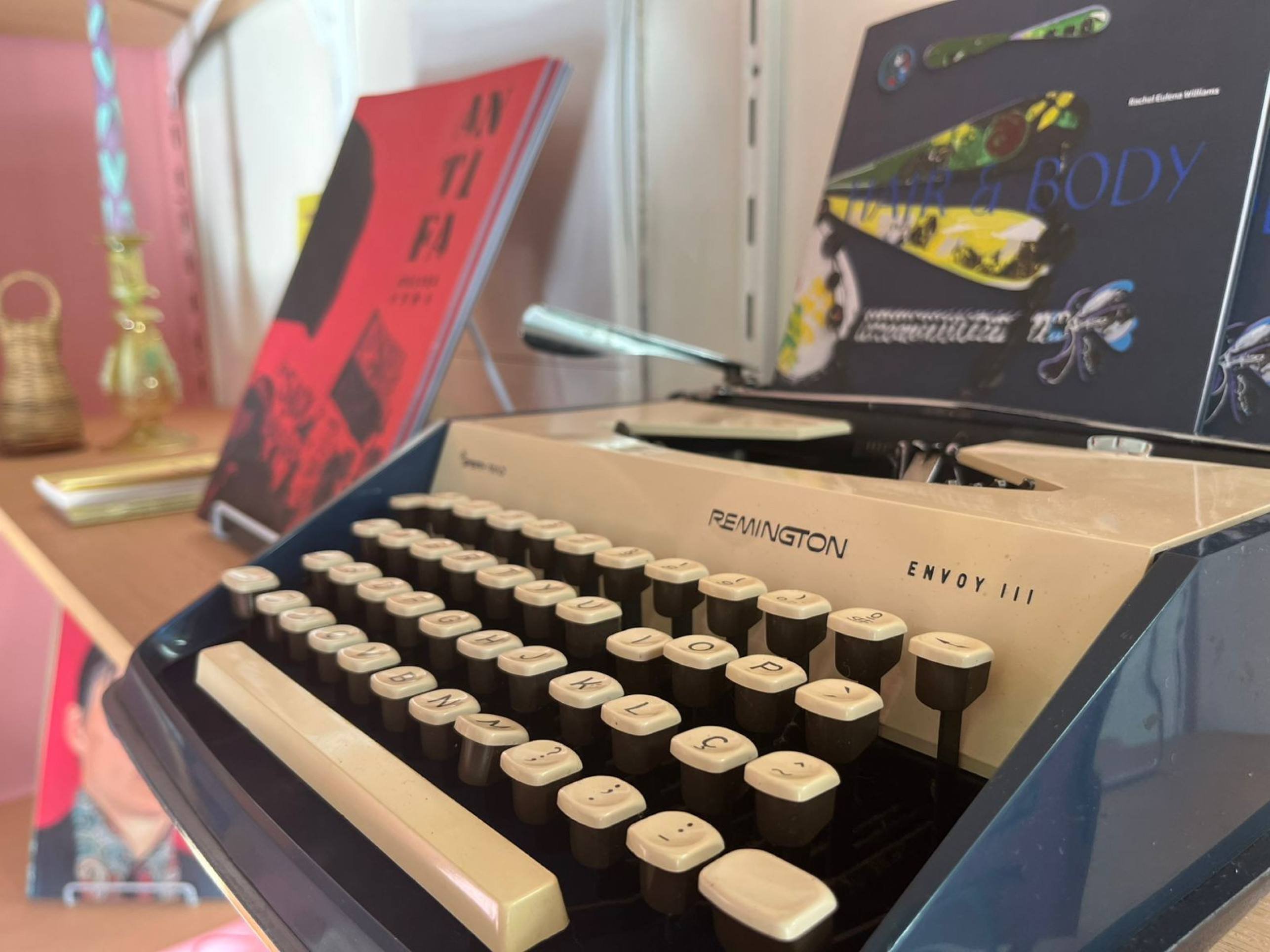 Cafeteria e livraria, a Glória é um espaço cultural múltiplo