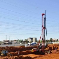 Estão sendo construídas duas novas estações em Samambaia, além de uma estação de energia e um emissário -  (crédito: Fotos: Minervino Júnior/CB/D.A.Press)