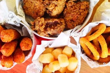 Casa do frango 
frito crocante em Brasília, o BSB Crispy também oferece opções frita, como 
os tradicionais 
anéis de cebola -  (crédito: Guilherme Felix/CB/D.A Press)
