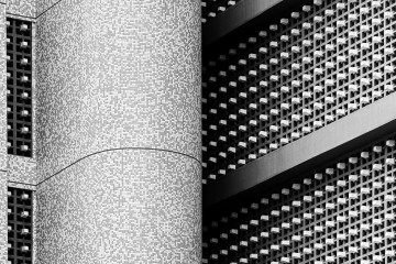  Apartamento aceso em parede de cobogós no Bloco I da 210 Sul Exposição Concretus, de Celso Júnior. 