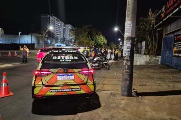 Equipes de fiscaliza&ccedil;&atilde;o do Departamento de Tr&acirc;nsito do Distrito Federal (Detran-DF) abordaram  1.235 condutores no feriado -  (crédito: Divulga&ccedil;&atilde;o/Detran)