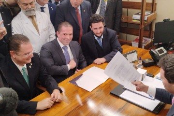 Na foto, o líder do PL, Sóstenes Cavalcante; o advogado de Carla Zambelli no Brasil, Fabio Pagnozzi; e o filho da parlamentar, João Zambelli - (crédito: Israel Medeiros/CB/D.A Press) Na foto, o líder do PL, Sóstenes Cavalcante; o advogado de Carla Zambelli no Brasil, Fabio Pagnozzi; e o filho da parlamentar, João Zambelli - (crédito: Israel Medeiros/CB/D.A Press)