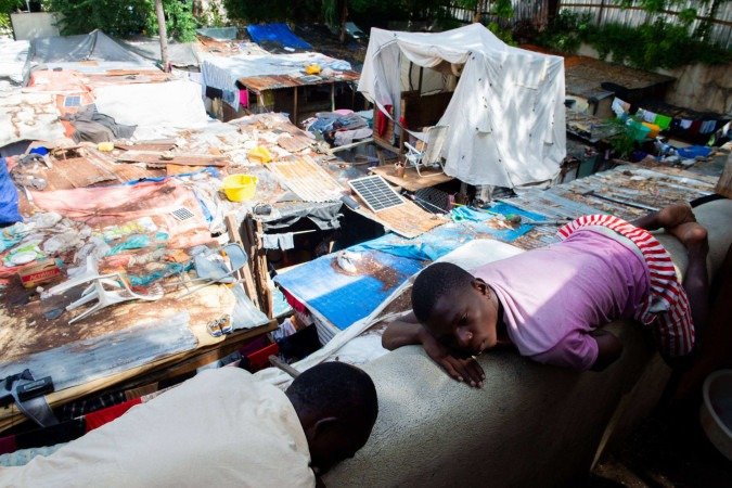 Moradores de Porto Príncipe dormem sobre camas improvisadas, em acampamento no terreno de igreja mórmon - (crédito: Clarens Siffroy/AFP) Moradores de Porto Príncipe dormem sobre camas improvisadas, em acampamento no terreno de igreja mórmon - (crédito: Clarens Siffroy/AFP)