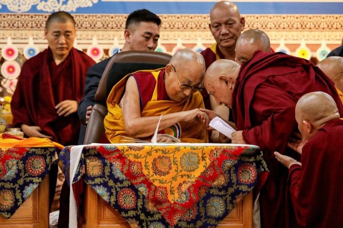 O religioso abençoa um monge durante a Oração de Longa Vida no Templo Tibetano Principal em McLeod Ganj em Dharamsala - (crédito: AFP) O religioso abençoa um monge durante a Oração de Longa Vida no Templo Tibetano Principal em McLeod Ganj em Dharamsala - (crédito: AFP)