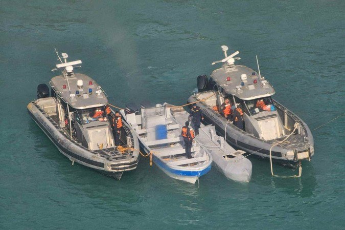 Botes da Marinha colombiana cercam o submarino, na costa do Parque Tayrona, perto da cidade de Santa Marta - (crédito: Marinha da Colômbia/AFP) Botes da Marinha colombiana cercam o submarino, na costa do Parque Tayrona, perto da cidade de Santa Marta - (crédito: Marinha da Colômbia/AFP)
