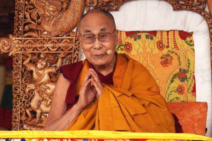 'Os tibetanos acreditam que a mesma alma do Dalai Lama reencarna repetidas vezes', explica Thupten Jinpa, fotografado ao lado do Dalai Lama - (crédito: Christopher Michel) 'Os tibetanos acreditam que a mesma alma do Dalai Lama reencarna repetidas vezes', explica Thupten Jinpa, fotografado ao lado do Dalai Lama - (crédito: Christopher Michel)