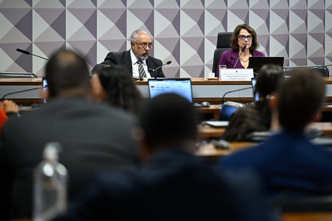 Senador Paulo Paim (PT-RS) e presidente da CDH, senadora Damares Alves (Republicanos-DF). -  (crédito:  Andressa Anholete/Agência Senado)