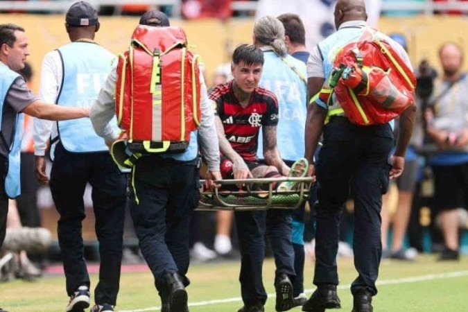Pulgar sai de maca em duelo contra o Bayern de Munique - (crédito: Foto: Michael Reaves/Getty Images) Pulgar sai de maca em duelo contra o Bayern de Munique - (crédito: Foto: Michael Reaves/Getty Images)