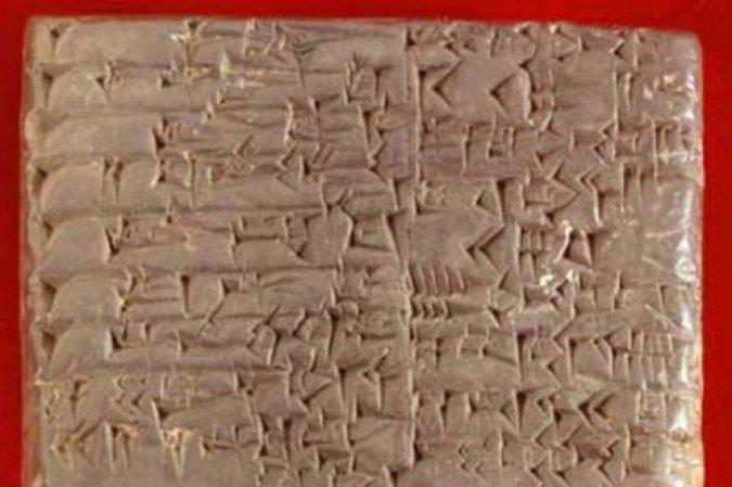 Foto mostra um exemplo de escrita cuneiforme - (crédito: Amar-Sin, or Bur-Sin, wikimedia commons domínio público) Foto mostra um exemplo de escrita cuneiforme - (crédito: Amar-Sin, or Bur-Sin, wikimedia commons domínio público)