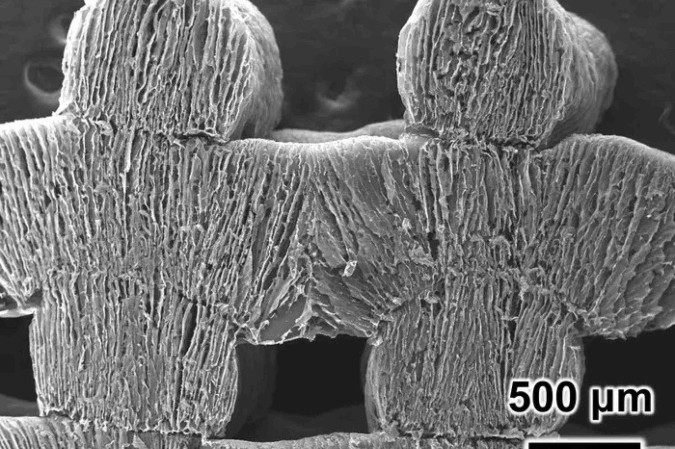 Tecnologia promete absorver água do mar e filtrá-la, tornando potável e própria para consumo -  (crédito: Adaptado de ACS Energy Letters)