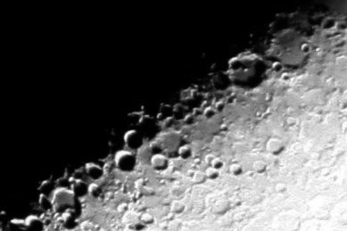 O fenômeno, conhecido como X de Werner ou X Lunar, é um jogo de luz e sombra que ocorre durante o primeiro quarto da Lua -  (crédito: RadioFan/Wikimedia Commons)