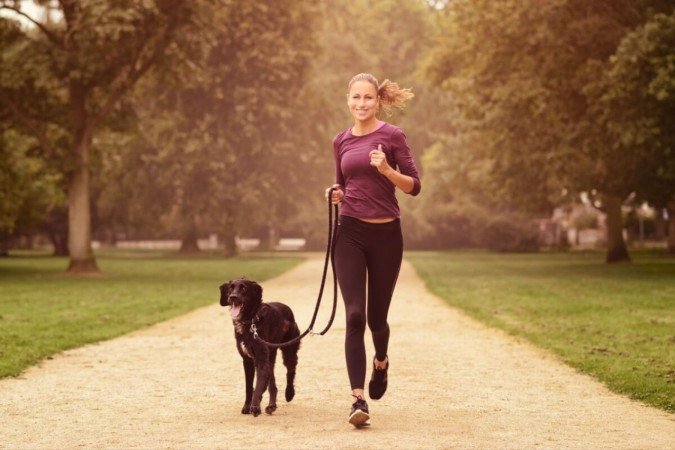 Correr com o cachorro é uma forma de manter o bem-estar e reforçar os laços (Imagem: LarsZ | Shutterstock) -  (crédito: EdiCase)