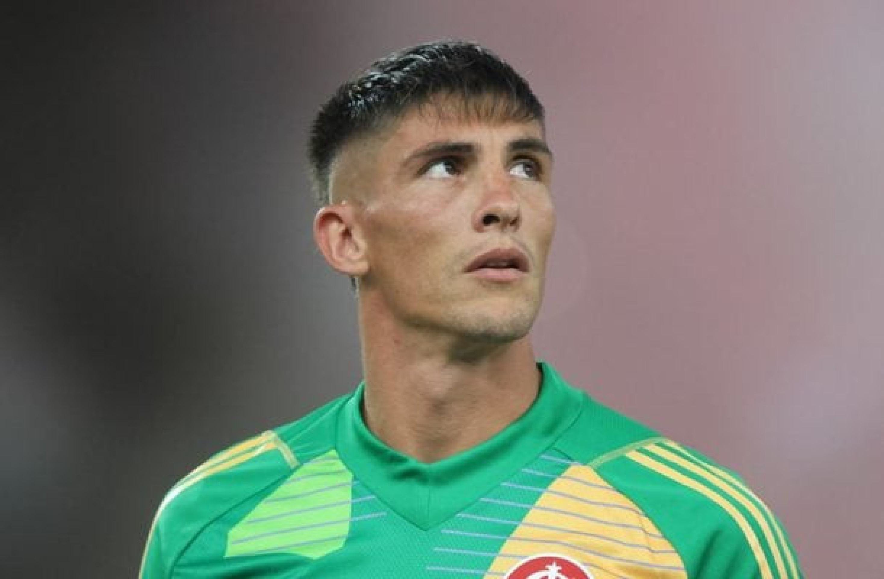 Volta de Rochet retoma disputa pela titularidade da meta do Internacional