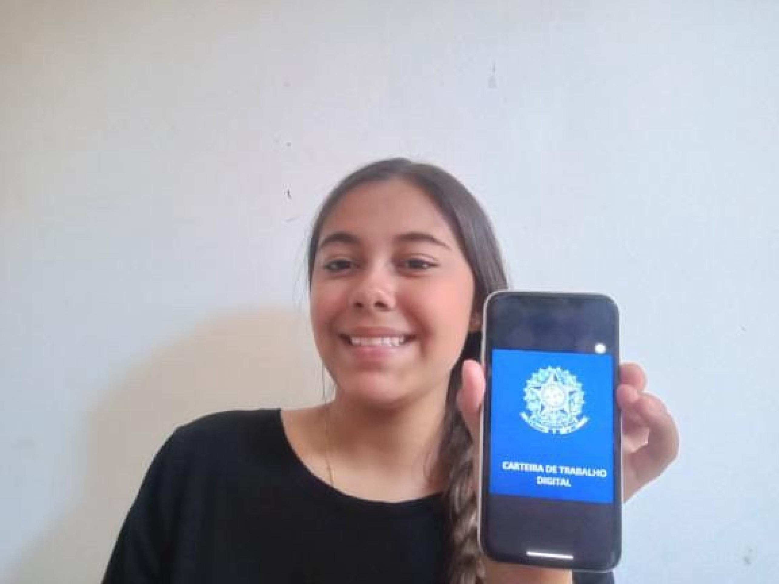 Sabrina Neres, 17 anos: primeiro emprego representa o início da independência e do crescimento Sabrina Neres, 17 anos, destaca que seu primeiro emprego representa o início da sua independência e crescimento.