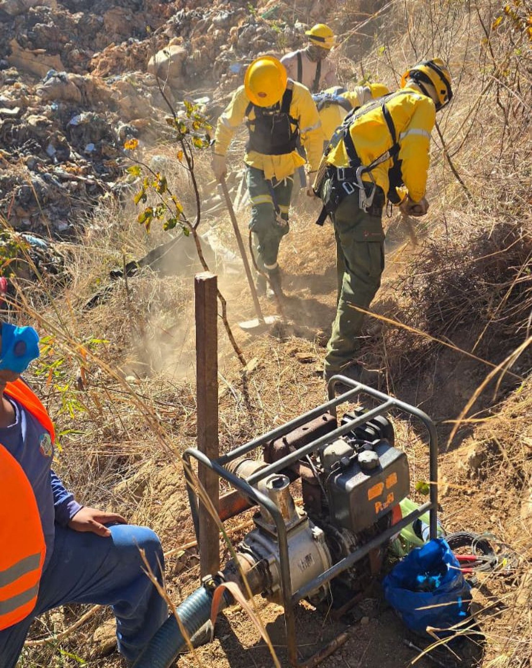 A operação está sendo executada com auxílio de uma motobomba, com capacidade para bombear 50 metros cúbicos por hora