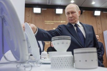 Vladimir Putin visita exposição de marcas russas, em Moscou 
