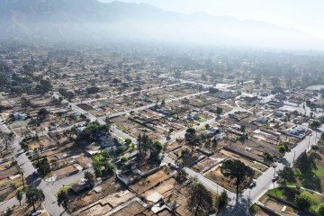 Vista aérea de propriedades limpas dos destroços deixados pelo incêndio Eaton, em 3 de julho de 2025, em Altadena, Califórnia. O Corpo de Engenheiros do Exército dos EUA já removeu os escombros de mais de 5 mil imóveis afetados, próximo ao marco de seis meses dos incêndios devastadores em Los Angeles - (crédito: MARIO TAMA / GETTY IMAGES NORTH AMERICA / Getty Images via AFP) Vista aérea de propriedades limpas dos destroços deixados pelo incêndio Eaton, em 3 de julho de 2025, em Altadena, Califórnia. O Corpo de Engenheiros do Exército dos EUA já removeu os escombros de mais de 5 mil imóveis afetados, próximo ao marco de seis meses dos incêndios devastadores em Los Angeles - (crédito: MARIO TAMA / GETTY IMAGES NORTH AMERICA / Getty Images via AFP)