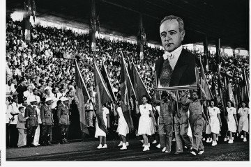 Convocados pelo governo, os estudantes lotavam o Estádio São Januário para louvar Getúlio
