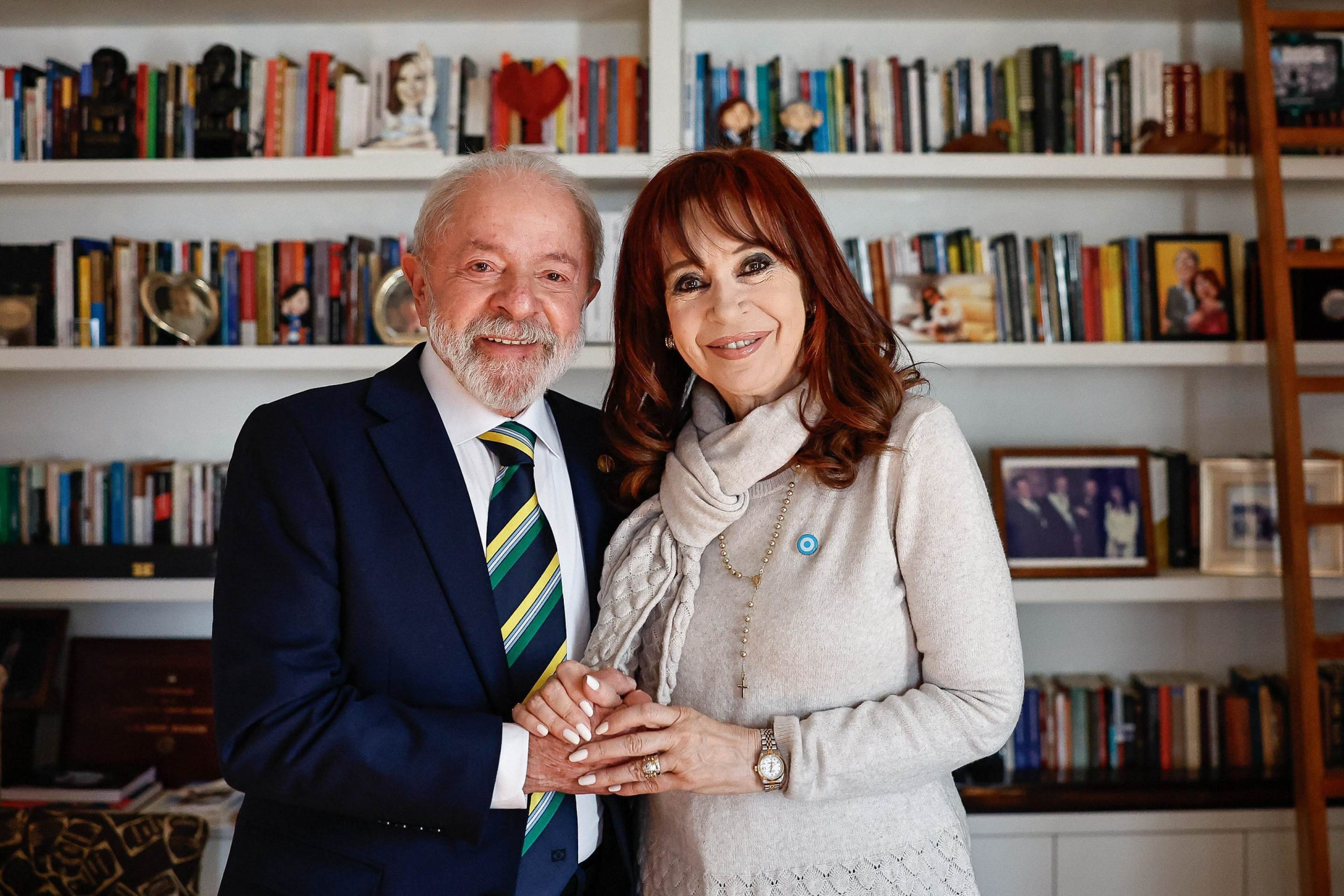 Em prisão domiciliar, Cristina Kirchner recebe visita de Lula na Argentina Em prisão domiciliar, Cristina Kirchner recebe visita de Lula na Argentina