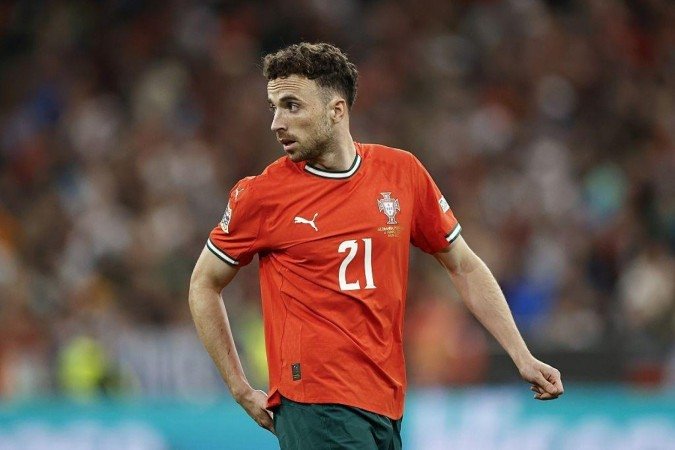 Diogo Joga com troféu da Premier League da temporada passada - (crédito: Getty Images) Diogo Joga com troféu da Premier League da temporada passada - (crédito: Getty Images)