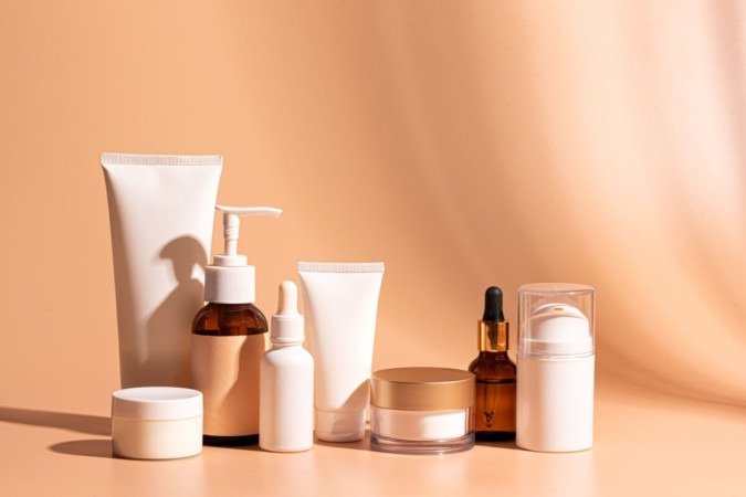 Excesso de produtos no skincare pode causar danos à pele (Imagem: Oksana Mizina | Shutterstock) - (crédito: EdiCase) Excesso de produtos no skincare pode causar danos à pele (Imagem: Oksana Mizina | Shutterstock) - (crédito: EdiCase)