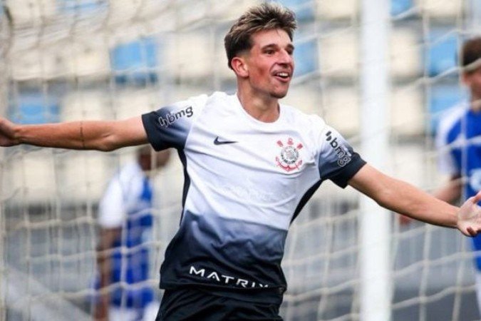 Lucca Caramico, de apenas 16 anos, assinou seu primeiro contrato profissional com Corinthians -  (crédito: Foto: Rodrigo Gazzanel / Agência Corinthians)