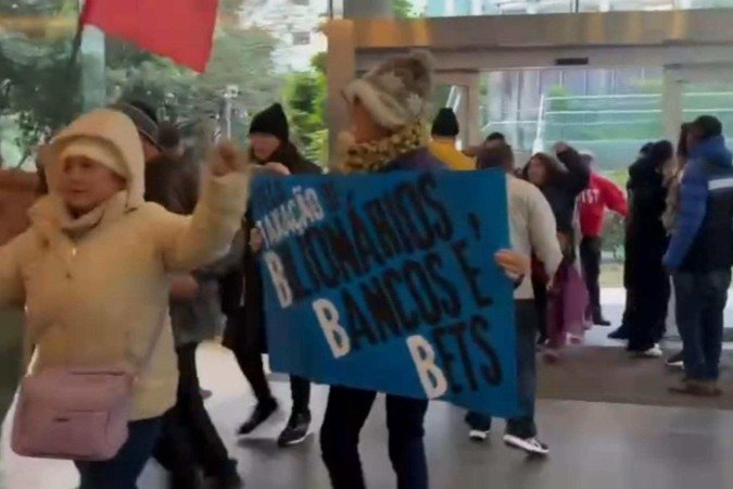 Invasores protestaram a favor de taxação dos Invasores protestaram a favor de taxação dos