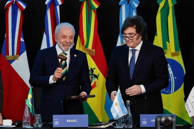 Conhecidos opositores, Lula e Milei trocaram sorrisos e abraços ao cumprirem o protocolo de transmissão da presidência do Mercosul - (crédito: Ricardo Stuckert/PR) Conhecidos opositores, Lula e Milei trocaram sorrisos e abraços ao cumprirem o protocolo de transmissão da presidência do Mercosul - (crédito: Ricardo Stuckert/PR)