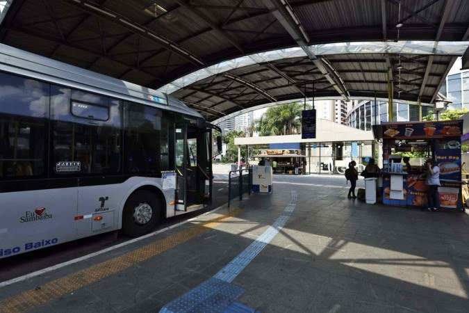 De acordo com as investigações, os ataques seriam organizados por grupos pela internet. A polícia tem monitorado plataformas digitais e escutado funcionários das companhias de ônibus -  (crédito: Paulo Pinto/Agência Brasil)