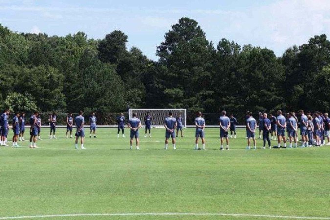 PSG faz minuto de silêncio em homenagem a Diogo Jota e André Silva - (crédito: Foto: Divulgação / PSG) PSG faz minuto de silêncio em homenagem a Diogo Jota e André Silva - (crédito: Foto: Divulgação / PSG)